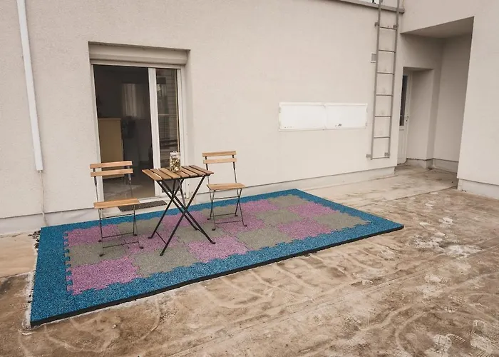 דירה With An Old Town View